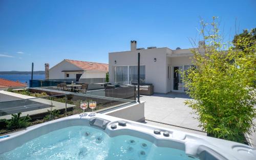 Zavala Apartment | Exclusive Seafront Suite with Jacuzzi - Guest Rated 9.7