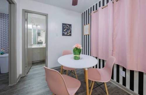 North University Apartment | *Exclusive Stay* A Touch of Pink* Central/Downtown
