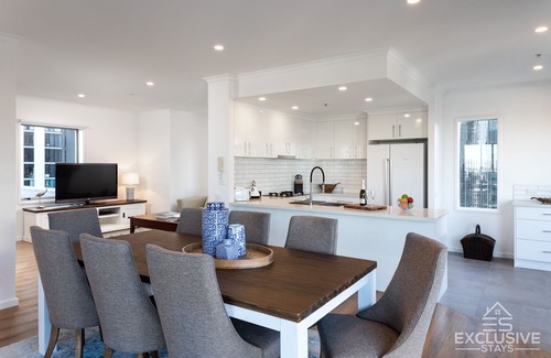 Southbank Apartment | Exclusive Stay at Boulevard Penthouse with Pool & More