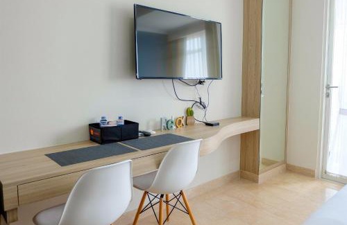 Cikini Apartment | Chic Studio Apartment at Menteng Park with Pool Access