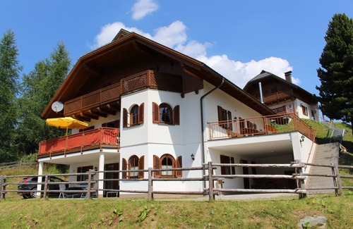 Reichenau Apartment | Indulgent Apartment Retreat with Sauna & Fireplace