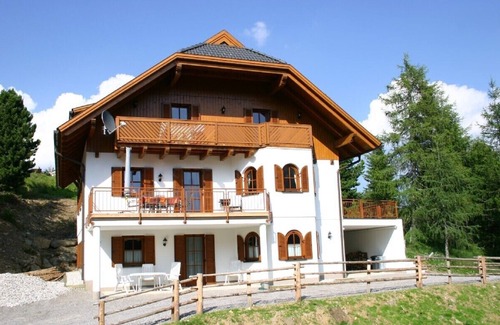 Reichenau Apartment | Indulgent Apartment Retreat with Sauna & Fireplace