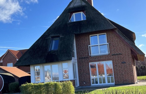 Rosenhagen House | Idyllic Retreat: Vacation in a Thatched Roof Haven