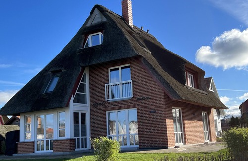 Rosenhagen House | Idyllic Retreat: Vacation in a Thatched Roof Haven