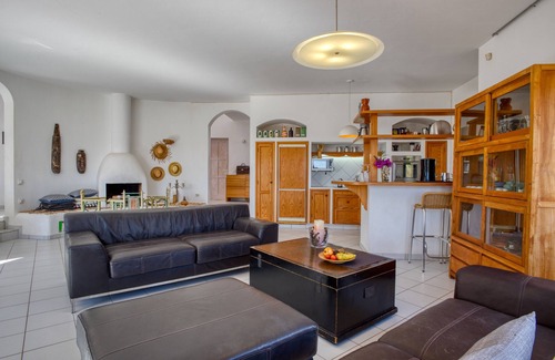 Giniginamar Villa | Beachfront Villa with Ocean View and Spa Amenities
