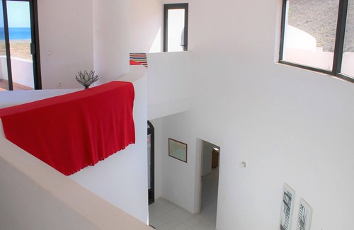 Giniginamar Villa | Beachfront Villa with Ocean View and Spa Amenities