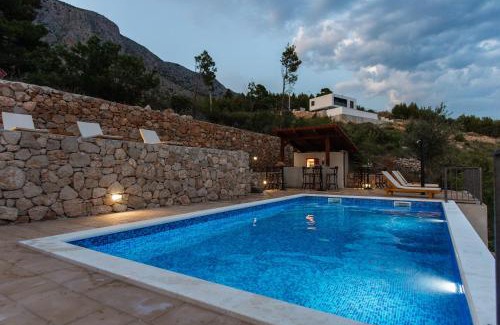 Ruskamen Villa | Stunning Villa Almissa: Pool, Sea View & 9.9 Guest Rating