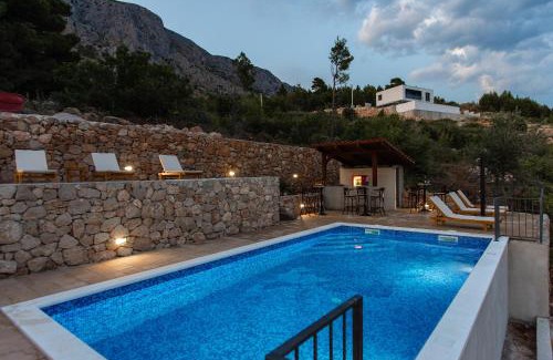 Ruskamen Villa | Stunning Villa Almissa: Pool, Sea View & 9.9 Guest Rating