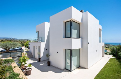 Estepona Villa | Exclusive Villa with Golf & Seaview, Pool and Spa Access