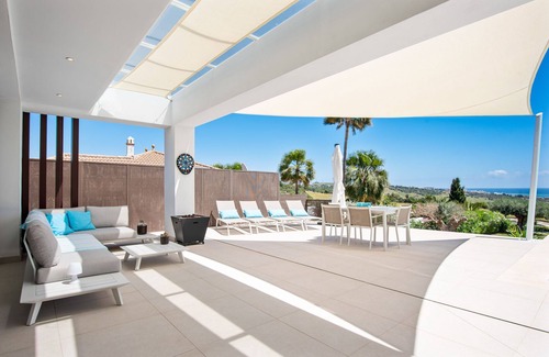 Estepona Villa | Exclusive Villa with Golf & Seaview, Pool and Spa Access