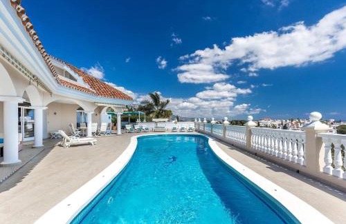 Benahavis Villa | Exclusive Villa with Breathtaking Views and Pool Access
