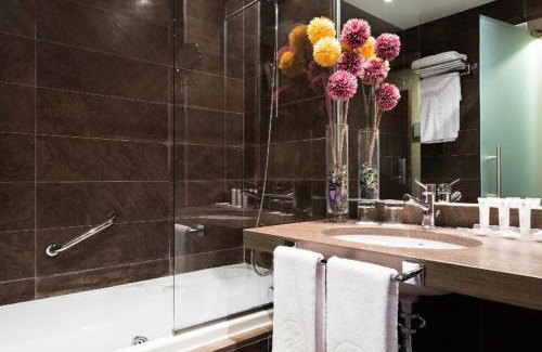 San Juan Hotel | Explore Exe Agora Cáceres: Top-Rated Hotel with Dining & Accessibility