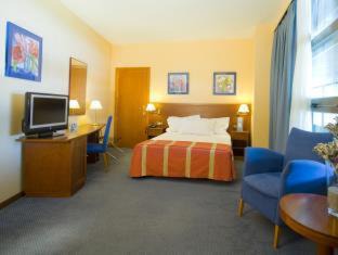 Seville Hotel | Discover Exe Isla Cartuja: Family-Friendly 4-Star Retreat