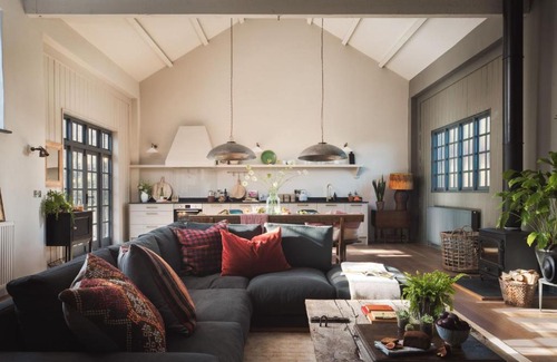 Bradninch House | Pet-Friendly Exe Valley Barn: Family Retreat with Comfort