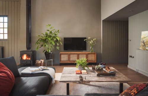 Bradninch House | Pet-Friendly Exe Valley Barn: Family Retreat with Comfort