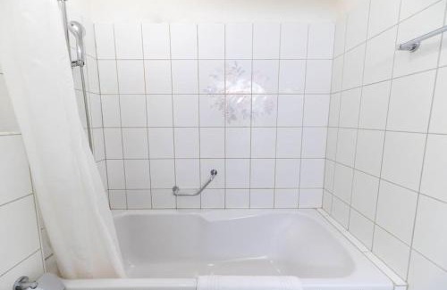 District 8 Apartment | Modern Executive Flat in City Center - Pet & Child Friendly
