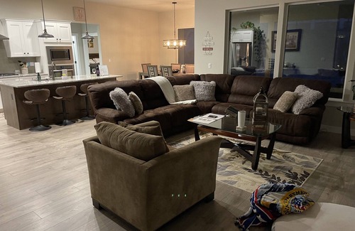 West Richland House | Premier 3-Bedroom Suite with Office & Inclusive Breakfast