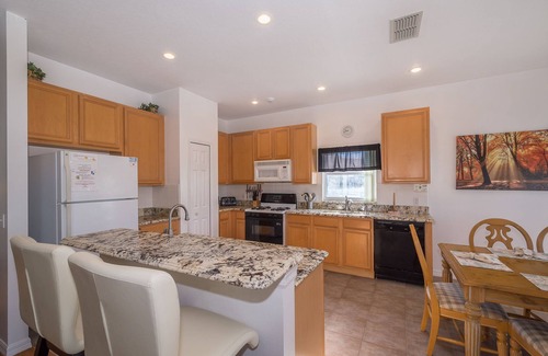 Crescent Lakes Villa | Executive Villa with Lake View, Pool & Spa - Rated 9.8