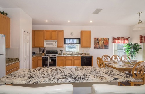 Crescent Lakes Villa | Executive Villa with Lake View, Pool & Spa - Rated 9.8