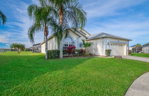 Crescent Lakes Villa | Executive Villa with Lake View, Pool & Spa - Rated 9.8