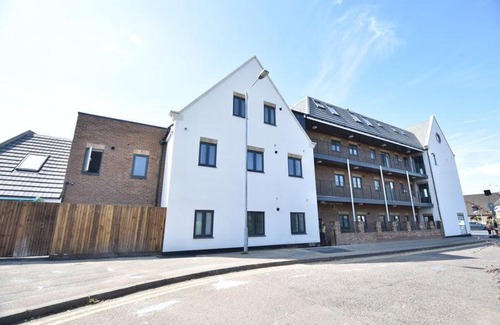 Luton Apartment | Guest Rated: Executive Apartment in Luton with Family Amenities