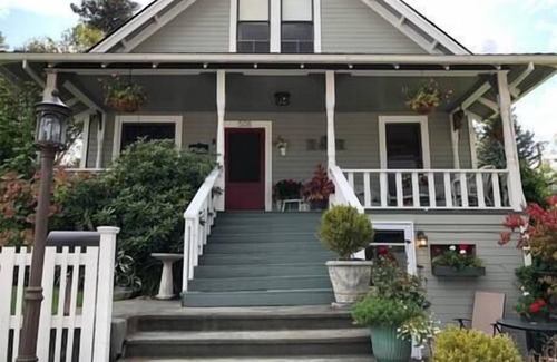 The Dalles Apartment | Executive Apartment Suite with Kitchen & Breakfast Included