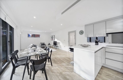 Bermondsey Apartment | Stylish Bermondsey Aparts by City Stay with Spa Amenities