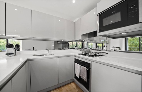 Bermondsey Apartment | Stylish Bermondsey Aparts by City Stay with Spa Amenities