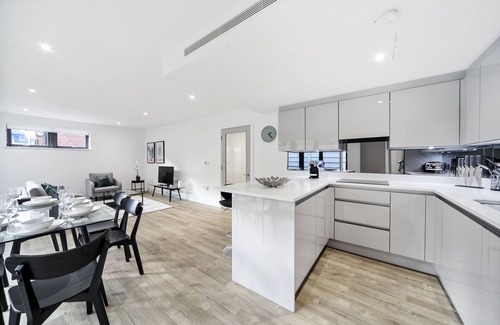 Bermondsey Apartment | Stylish Bermondsey Aparts by City Stay with Spa Amenities
