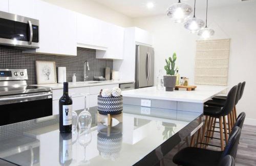 Edmonton Apartment | Stylish Executive Suite Near Downtown - Sleeps 6, Family Friendly