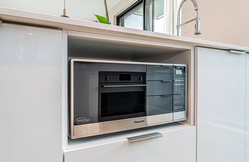 Griffintown Apartment | Executive Canal View with Pool and Spa Amenities
