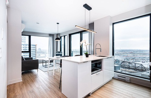 Griffintown Apartment | Executive Canal View with Pool and Spa Amenities