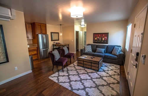 Pacific Beach Apartment | Stylish Executive Duplex in Pacific Beach with Breakfast