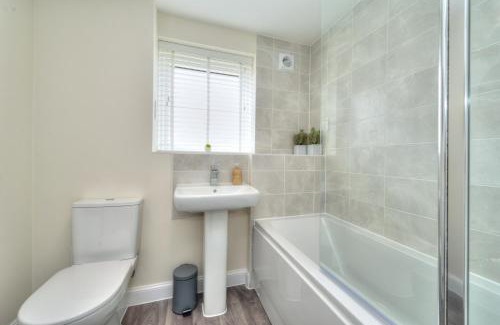Milton Keynes Apartment | Convenient Fairfields Apartment: Family-Friendly Stay