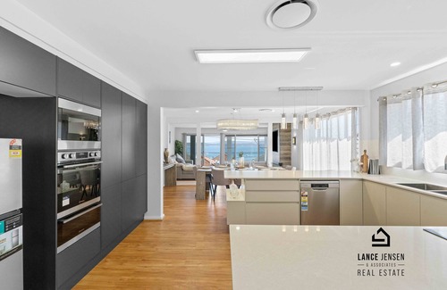 Lake Macquarie City Council House | Family-Friendly 5BR House with Pool and Spa Amenities
