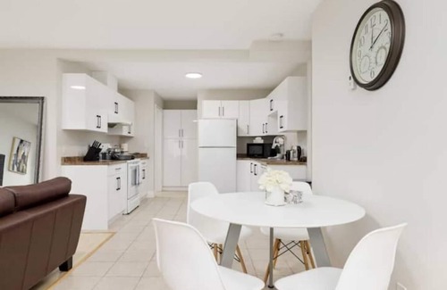 Fleetwood House | Top-Rated Executive Guest Suite with Kitchen in Surrey