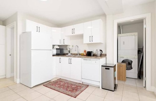 Fleetwood House | Top-Rated Executive Guest Suite with Kitchen in Surrey