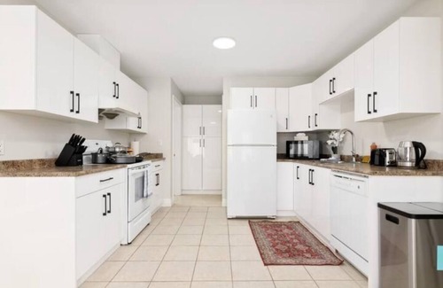 Fleetwood House | Top-Rated Executive Guest Suite with Kitchen in Surrey