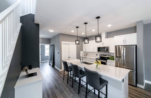 Jasper Place House | Prime Executive Home Near WEM with Spa and Breakfast
