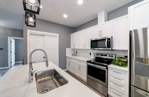 Jasper Place House | Prime Executive Home Near WEM with Spa and Breakfast