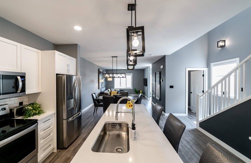 Jasper Place House | Prime Executive Home Near WEM with Spa and Breakfast