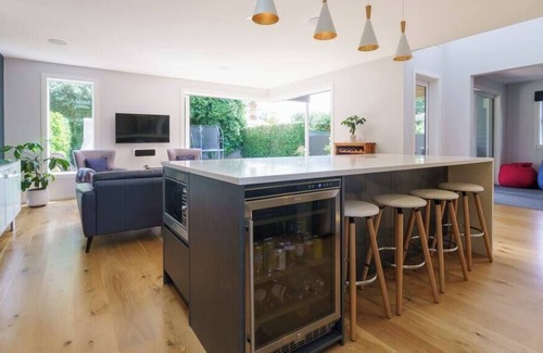 Mount Eden House | Welcoming Executive Home in Mt Eden with Family Amenities