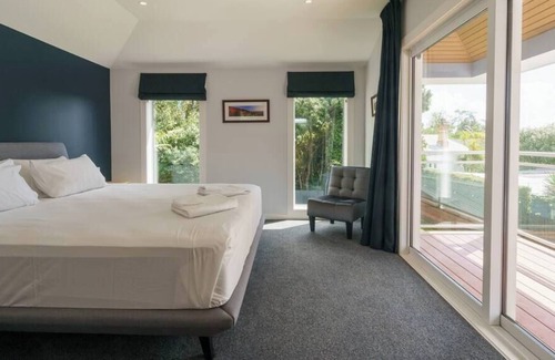 Mount Eden House | Welcoming Executive Home in Mt Eden with Family Amenities