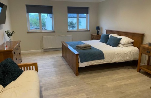 Ely House | Spacious Executive Retreat with Eco-Friendly Amenities