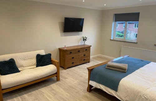 Ely House | Spacious Executive Retreat with Eco-Friendly Amenities
