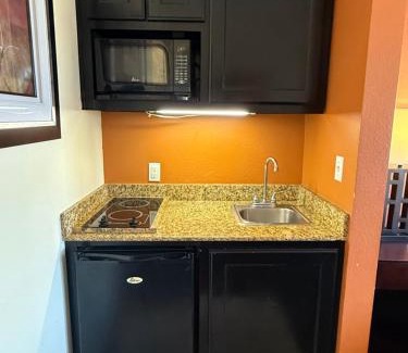 Pittsburg Hotel | Executive Inn and Suites