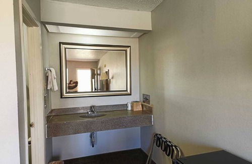 Kilgore Hotel | Budget-Friendly Getaway at Executive Inn Kilgore