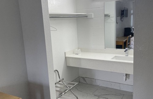 Purcell Hotel | Exceptional Stay at Executive Inn of Purcell with Breakfast