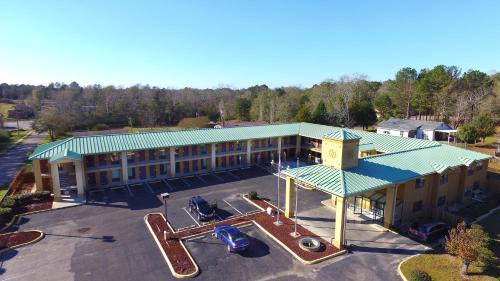 Opp Hotel | Family-Friendly Stay at Executive Inn Opp with Kitchen Access
