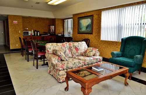 Opp Hotel | Cozy Stay at Executive Inn Opp with Pool and Breakfast